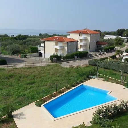 Apartment Nice Place With Pool Umag